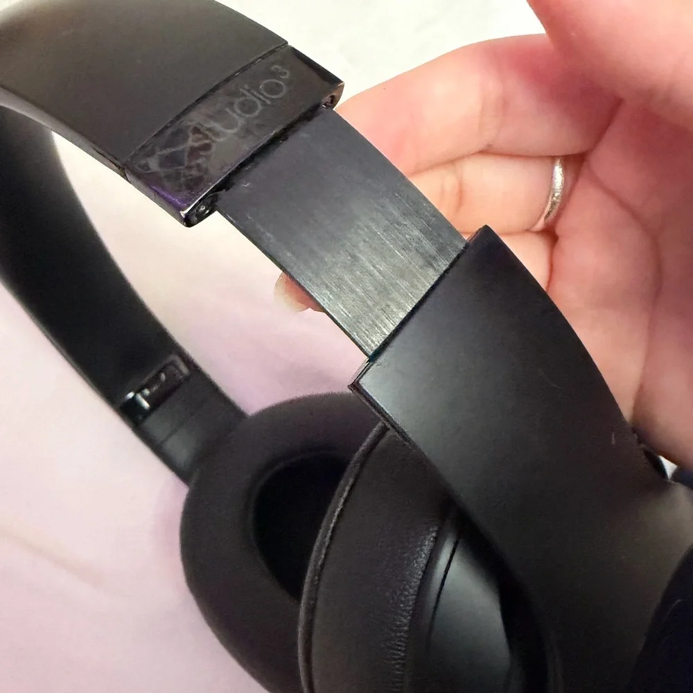 Beats Studio3 Wireless Over-Ear Noise Cancelling Bluetooth Headphones - Picture 8 of 10